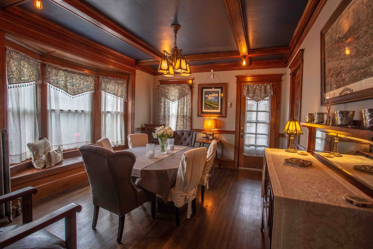 Spacious South Wedge Full House – Hamilton House