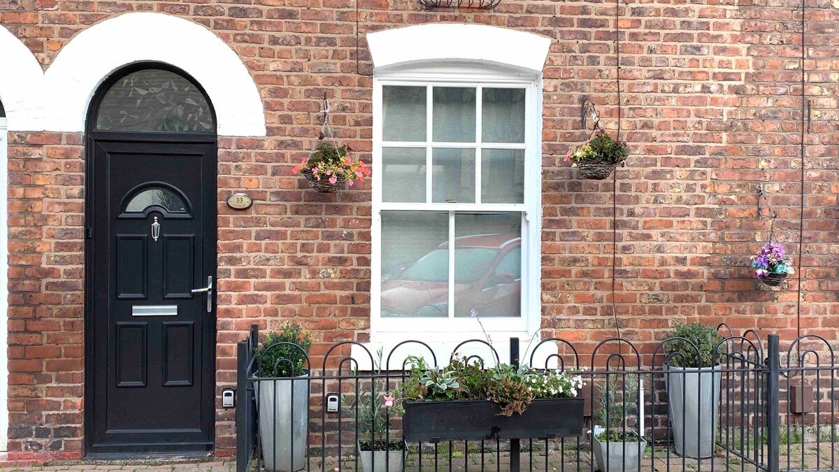 Ancoats unique Historical Townhouse -as seen on TV gallery image 4