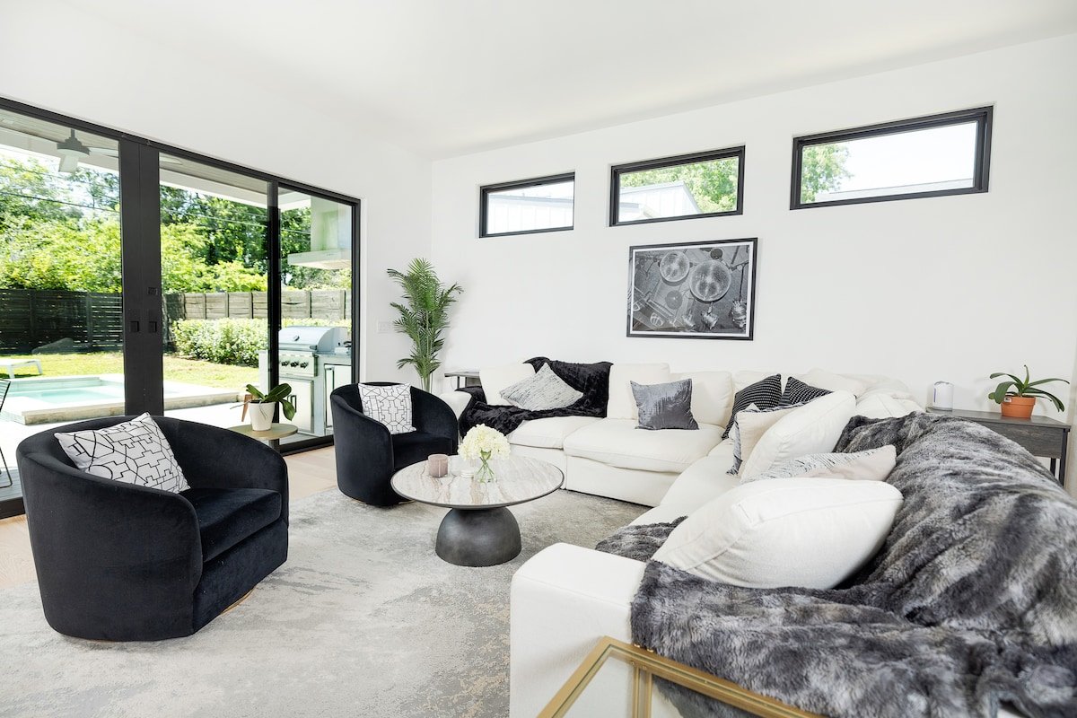 Luxe Home w/ Heated Pool, Hot Tub, Kitchen, Games gallery image 4