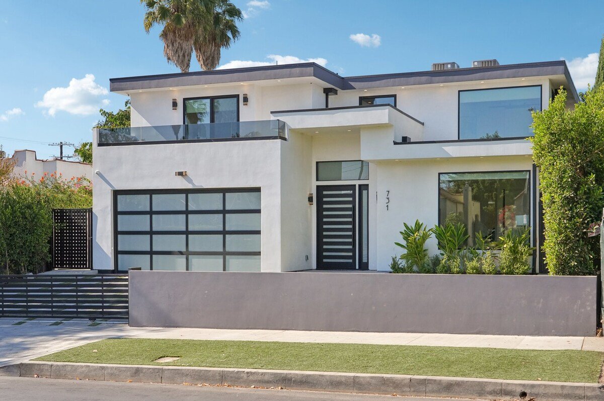 Elegant Beverly Grove Oasis with Top-Tier Comfort gallery image 4