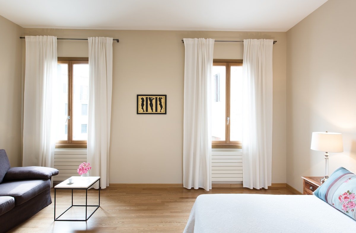 Elegant 2 bedroom w/canal views gallery image 2