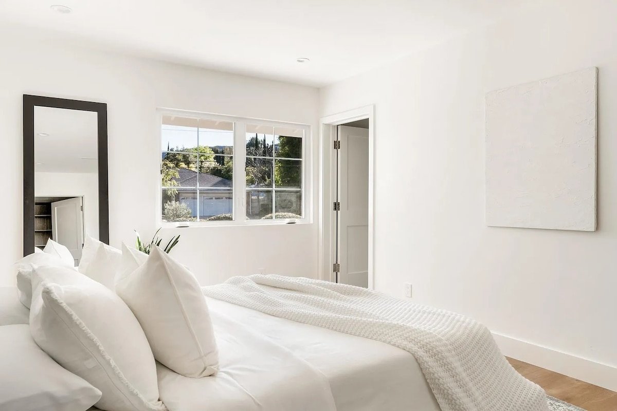 Modern Encino 4BD Home w/ Spacious Backyard gallery image 3