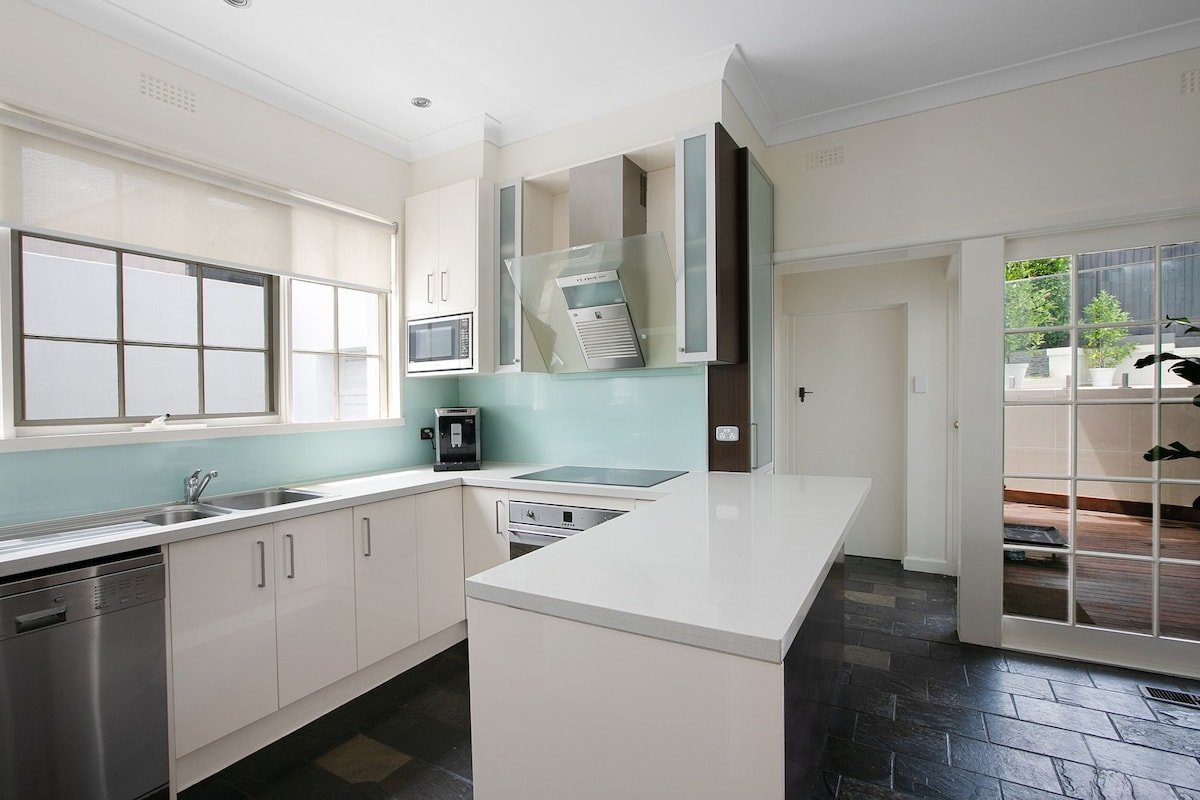 Cheerful 5 bedroom family home with pool gallery image 5