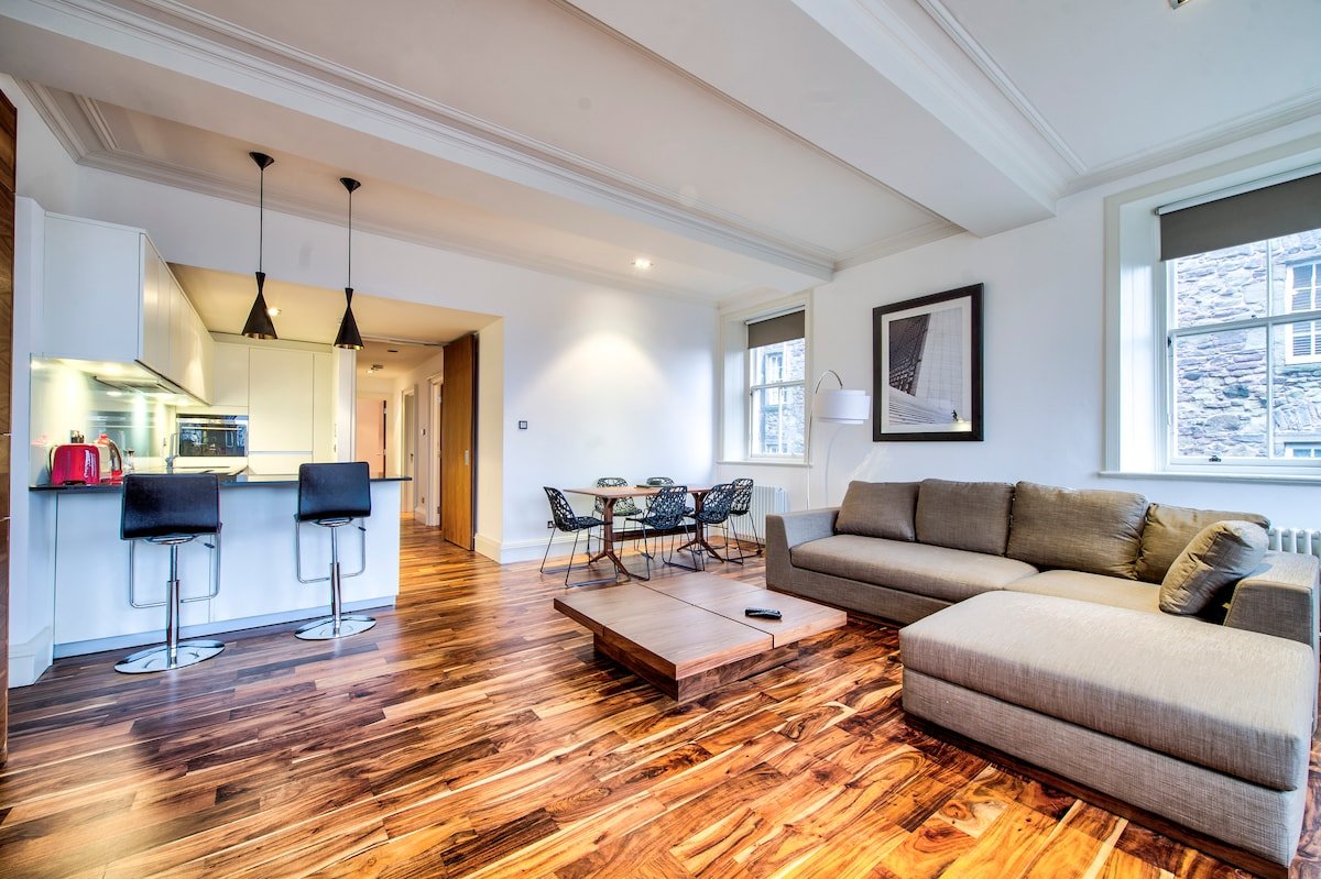 Sumptuous 2BR Apt Next To Edinburgh Castle! gallery image 2