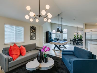 5BR Oasis w/ Pool, 3 Suites, Just 3.5mi to Strip