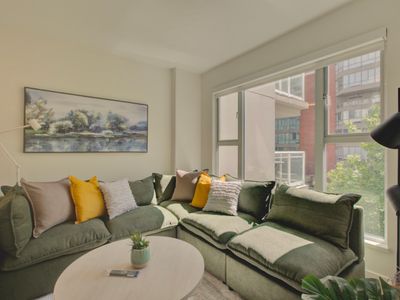 Modern 2-Bed, 2-Bath Urban Oasis