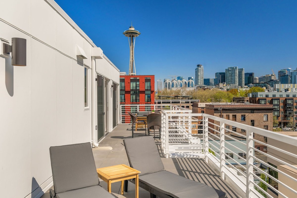 2BR Apt Panoramic Seattle Views | Private Balcony gallery image 5