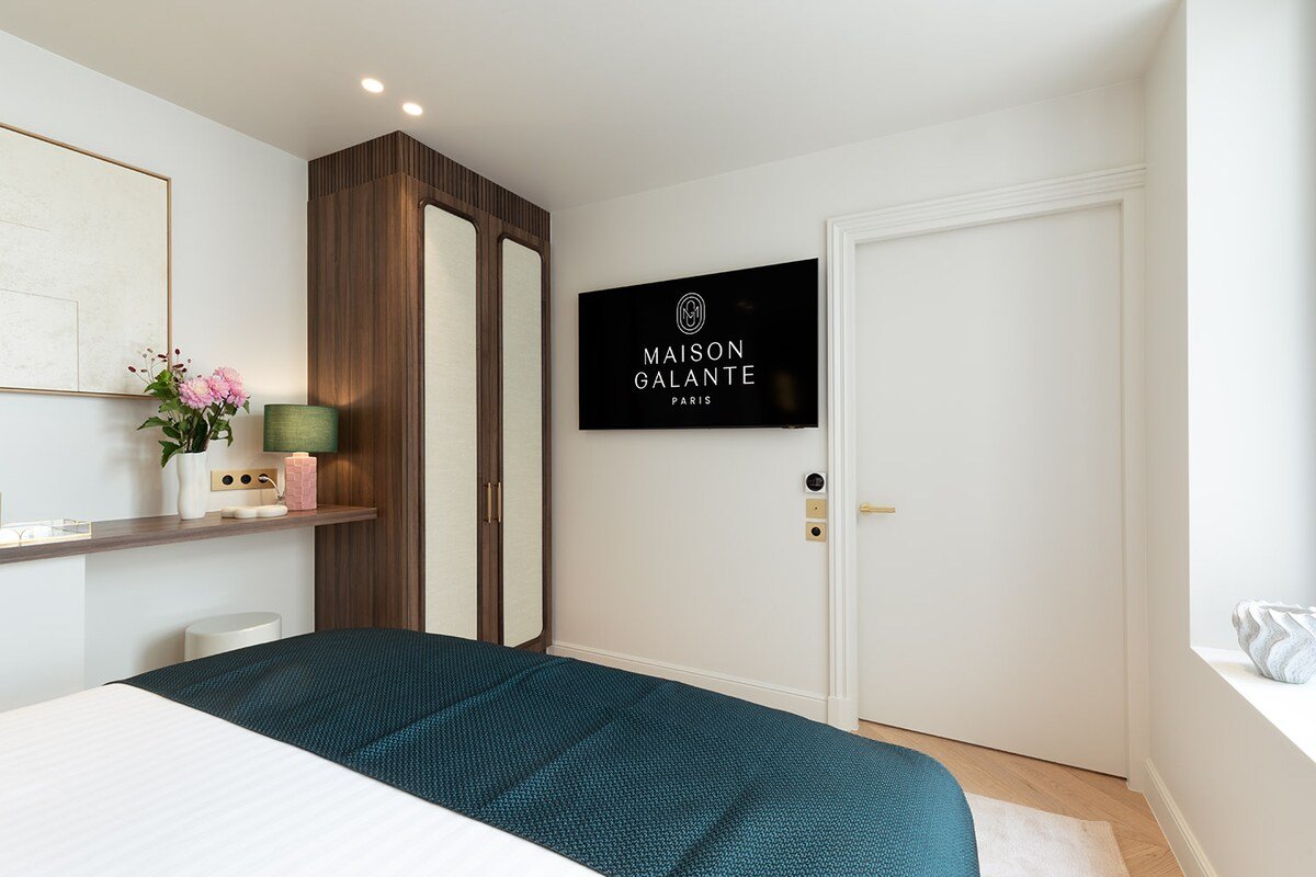 A Sophisticated 1-BR with Services – Louvre gallery image 5