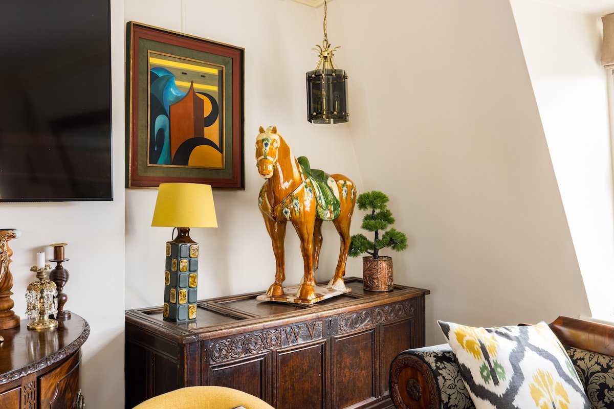 Mayfair 3-Bed 6-Guest Large Penthouse w/Patio gallery image 5