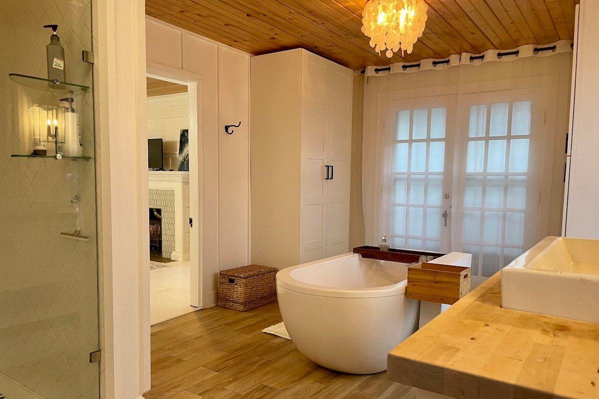 Spacious Willamette Wine Country Manor + Hot Tub gallery image 2