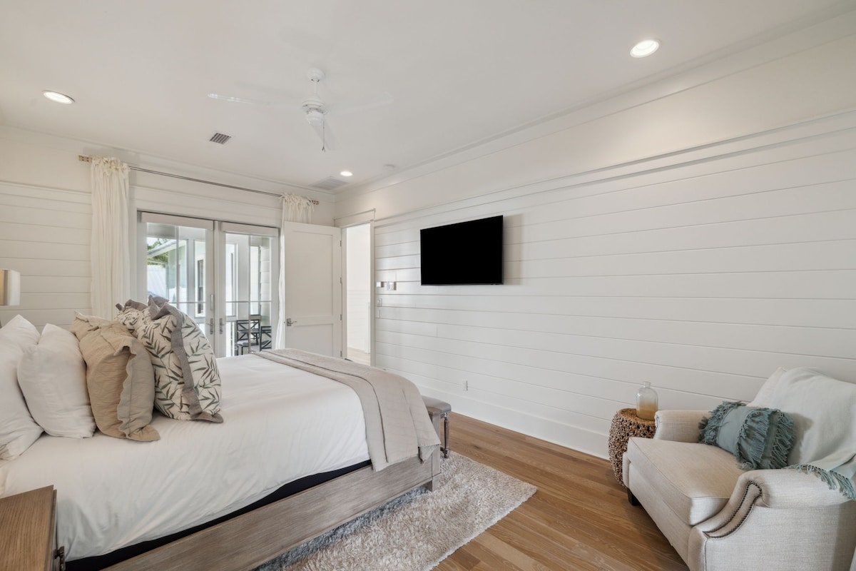 Pool, LSV, Bikes! Sleeps 22! By WaterColor Slides! gallery image 5