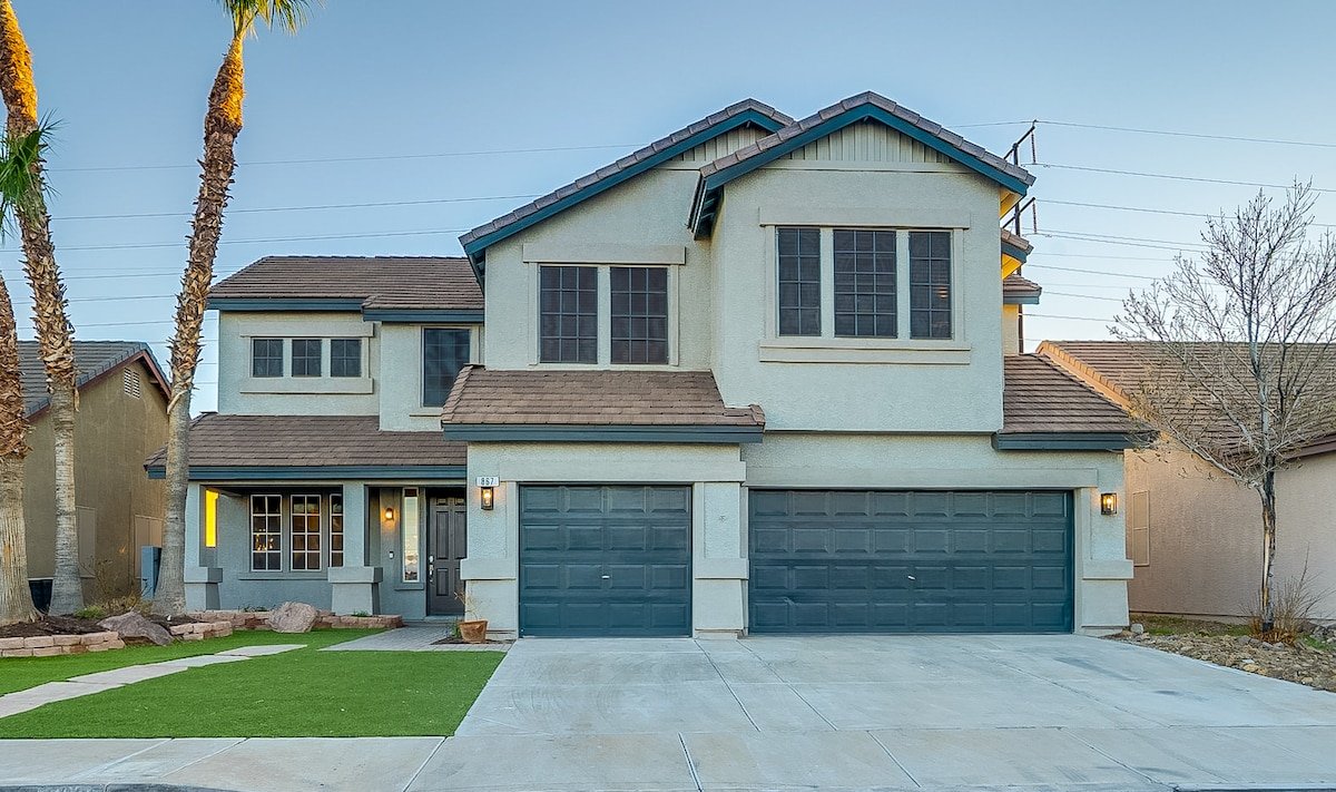 Amazing 5 Bed / 4 Bath Residence with Pool / Spa gallery image 3