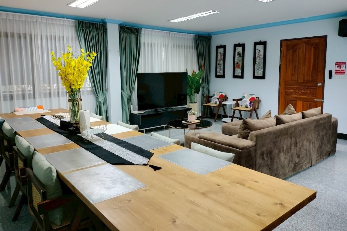 Near ChidLom BTS & CentralWorld + Airport Transfer gallery image 5