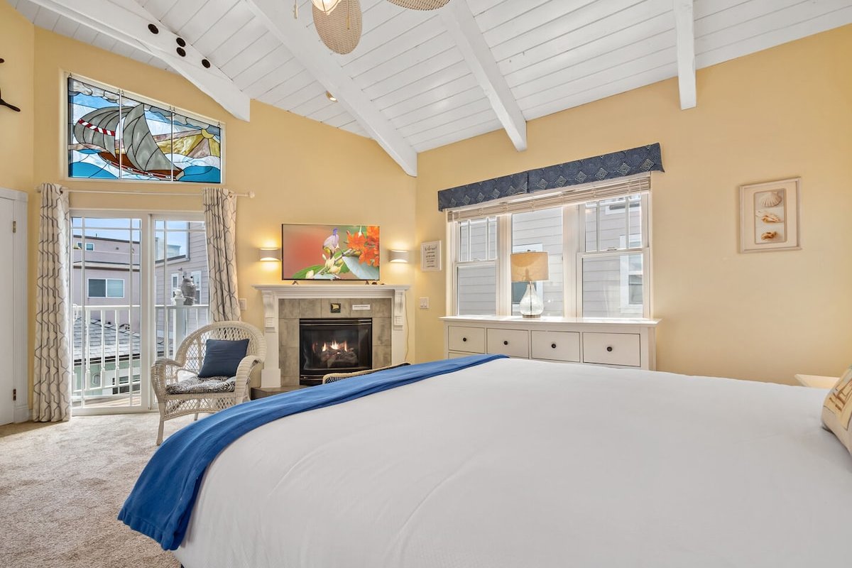 Classic Beach Paradise | Garage, AC & Large Patio gallery image 5