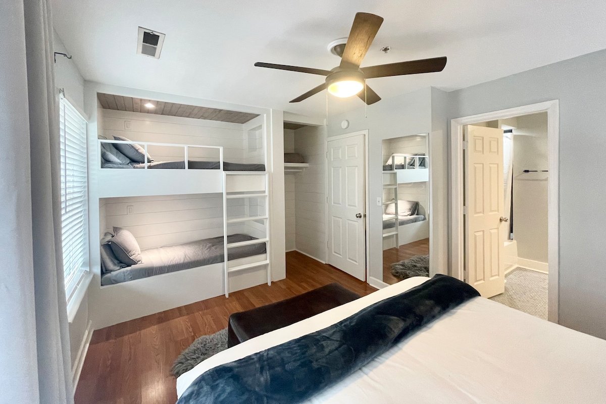 Downtown less than 5 min walk to broadway. 10 beds gallery image 3