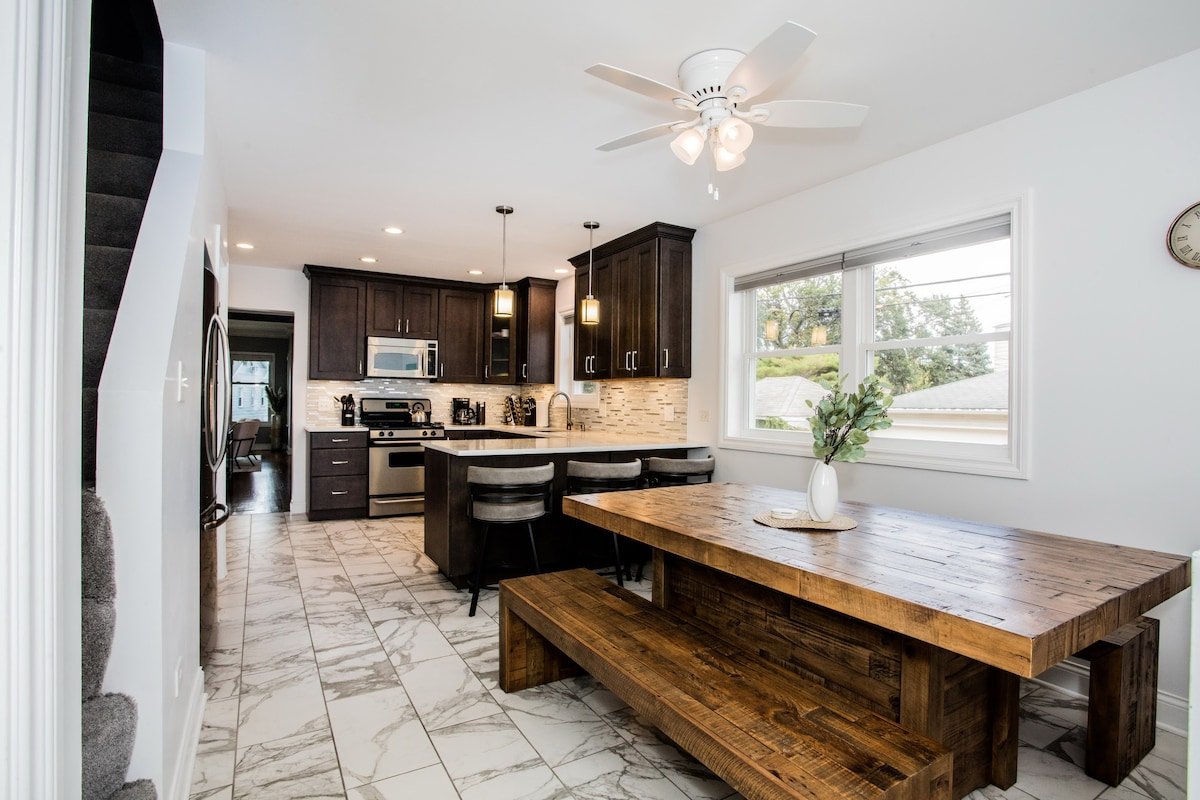 Lovely 6 Bd Retreat w/ Game Room, Back Deck & Bar gallery image 5