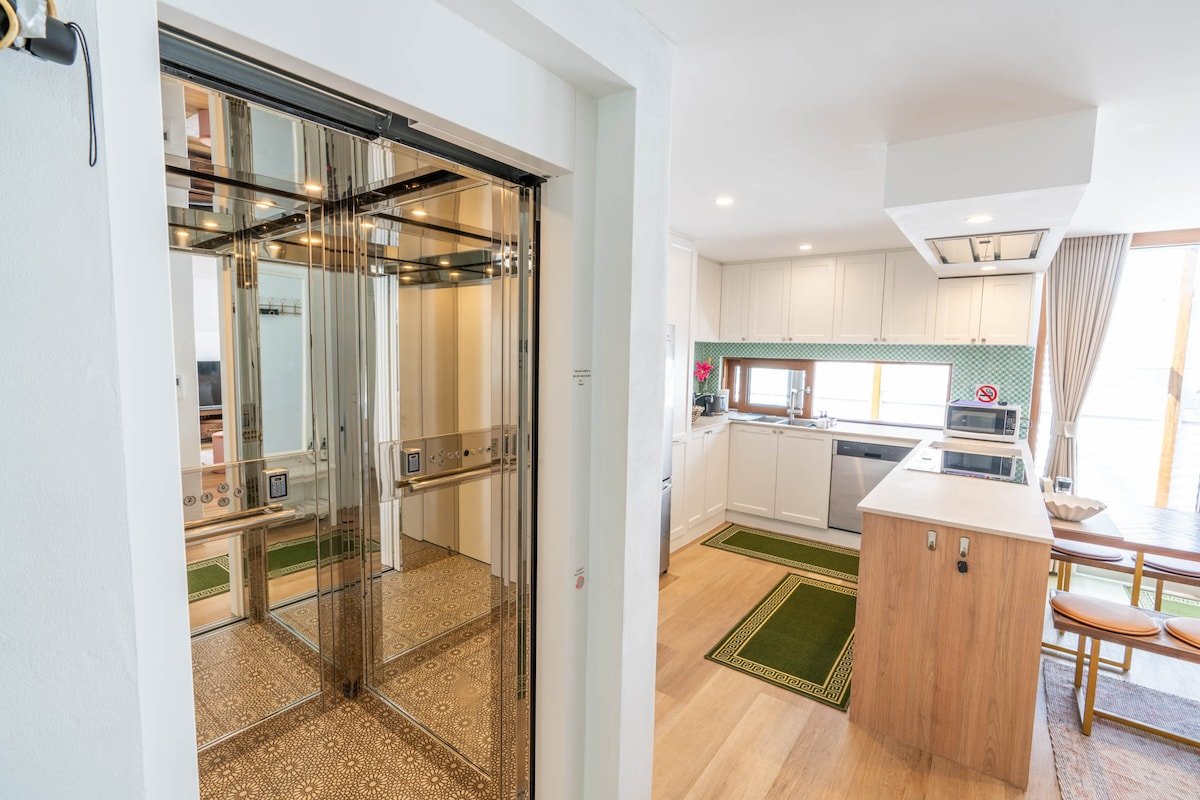 Lux Penthouse (3 rooms) 8 mins walk to the beach gallery image 2