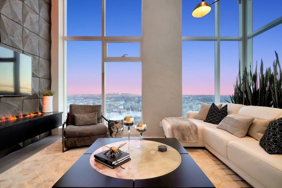 Z High-End Sub Penthouse ~ 180 Views ~ Pool ~Sauna gallery image 5