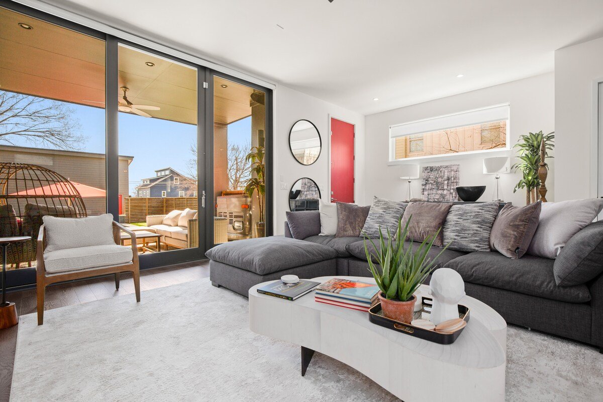 Modern Urban Oasis w/ Pool, Jacuzzi & City Views gallery image 5