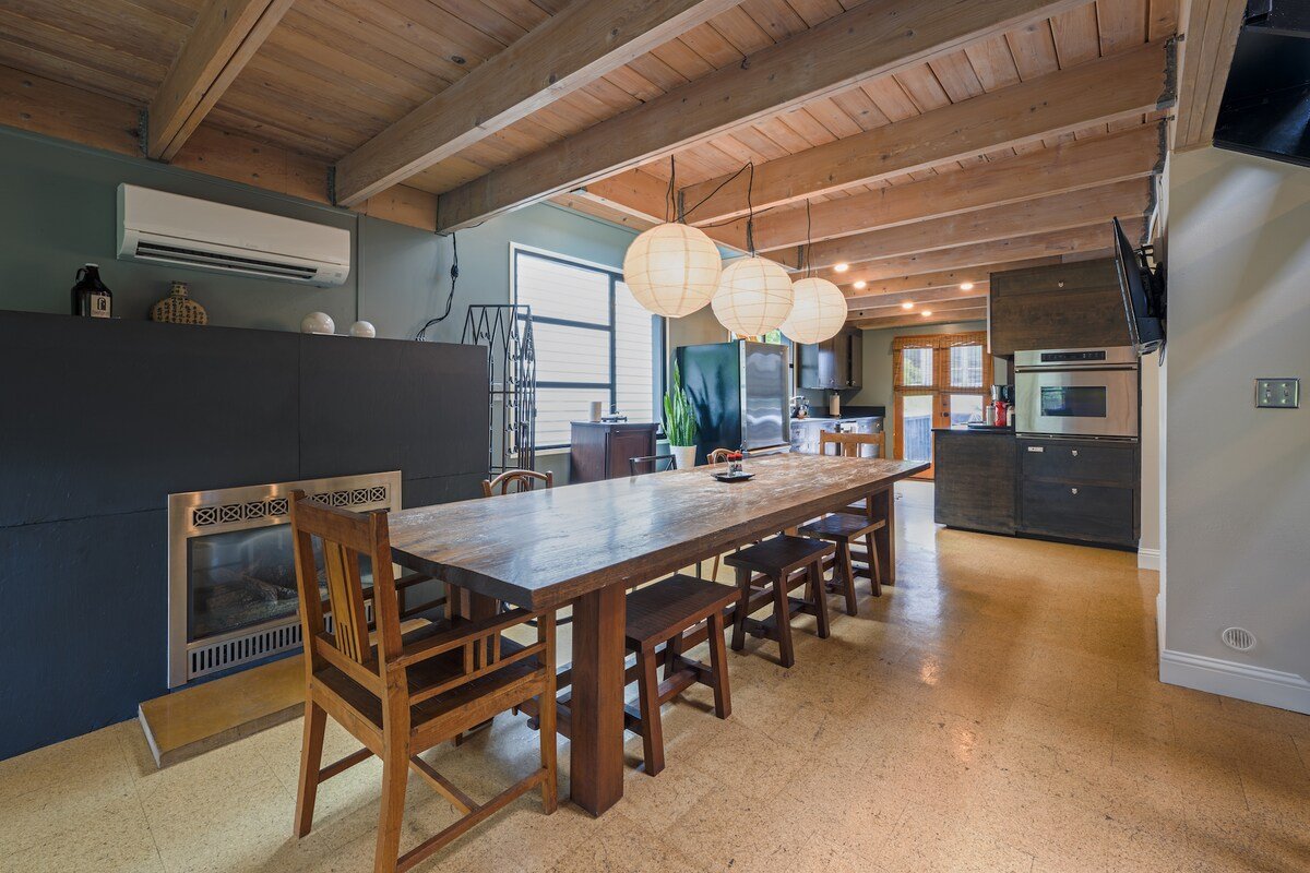 Beautiful Loft in Heart of Capitol Hill w/ Parking gallery image 5