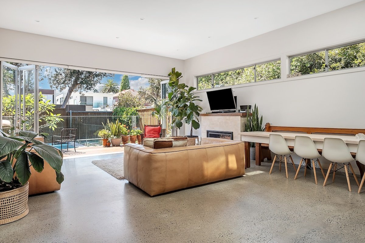 Cheerful Coogee Retreat: 3BD home with pool gallery image 3