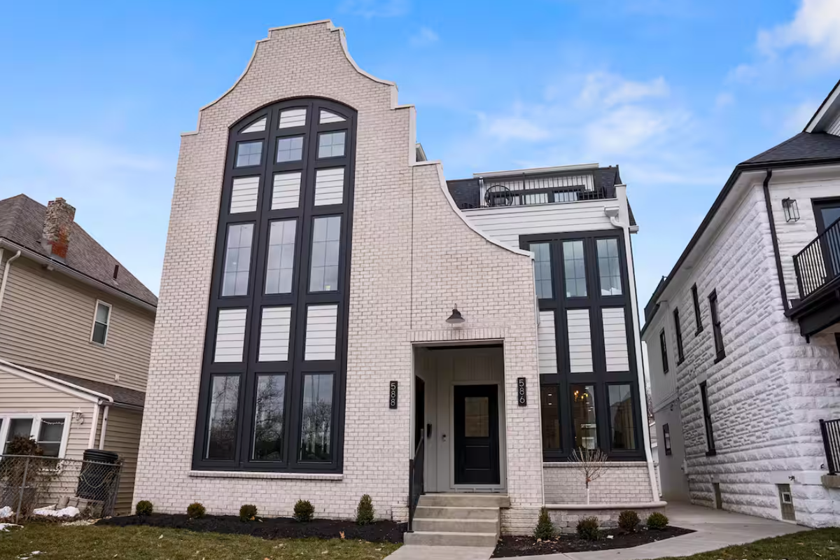 Newer Build- Luxury Spacious Home- 3 Living rooms