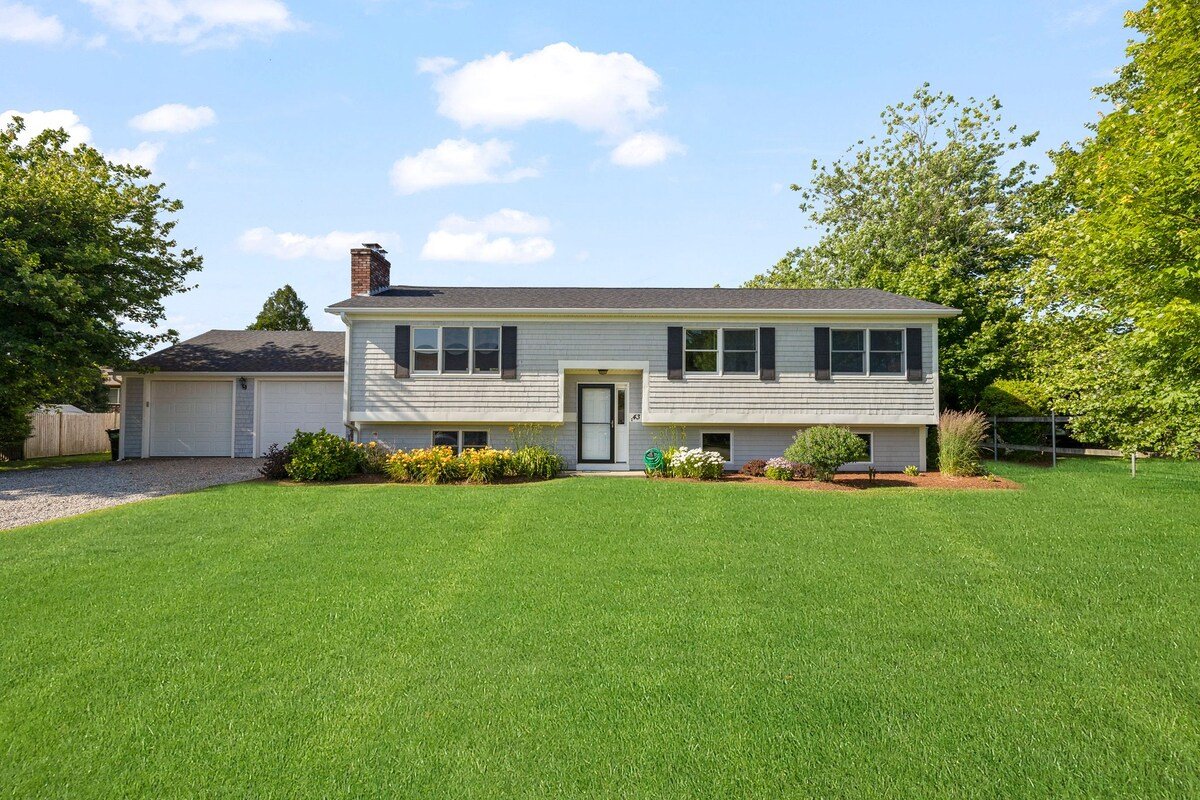 Walk to Beach! 6BR, A/C, Large Deck! gallery image 4