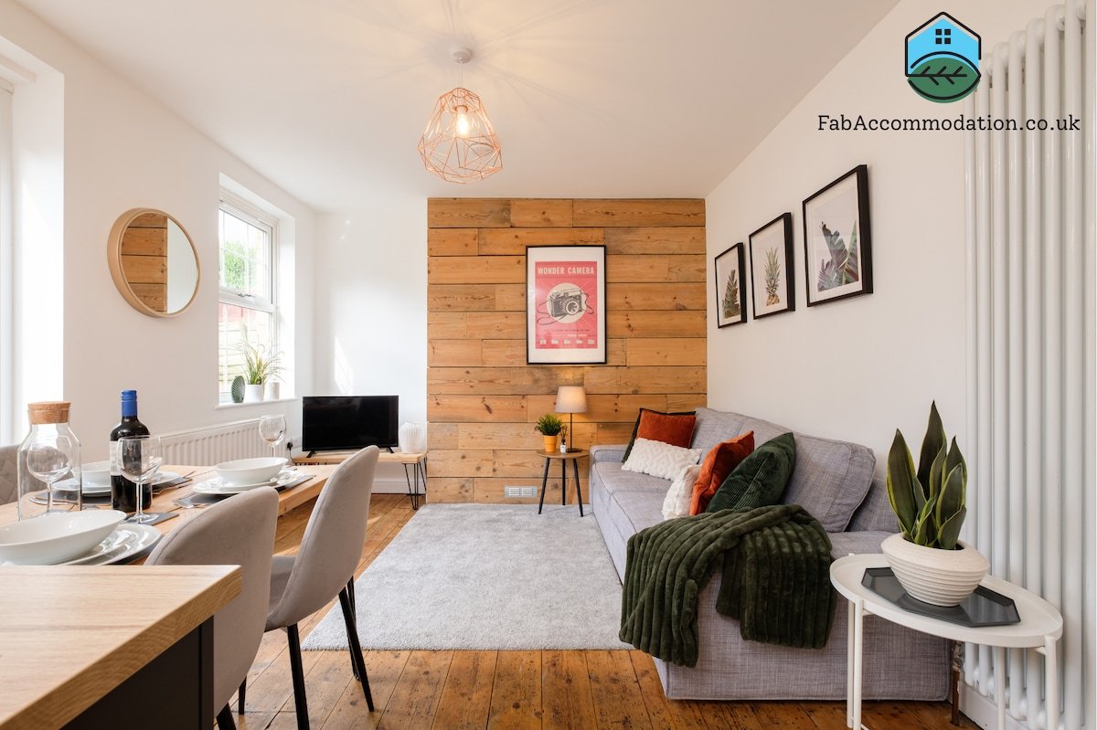 Long Stays-4Bed-2Bath-Parking-By FabAccommodation gallery image 2