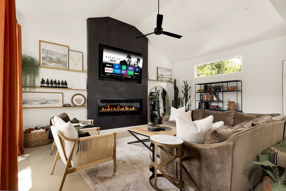 Sleeps 14—Pool + Movies + Games—Mins from Downtown gallery image 5