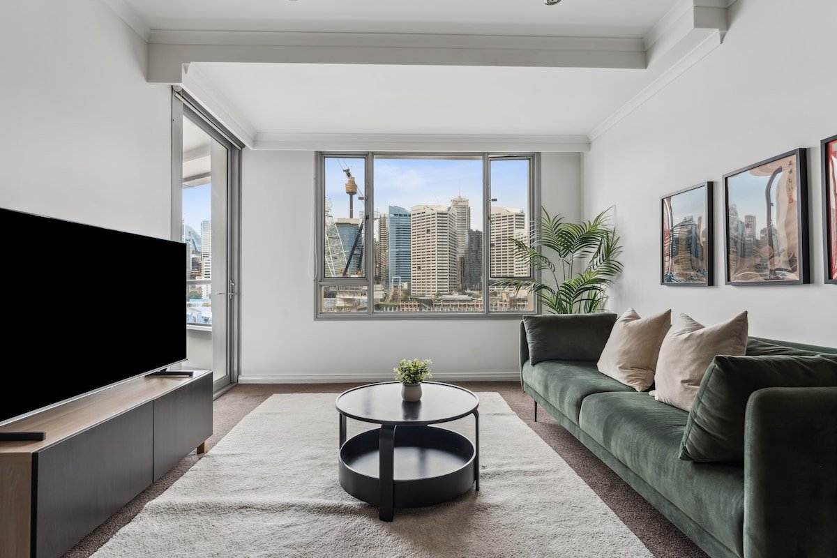 Harbourfront City Views w/ Pool, Parking & More gallery image 2