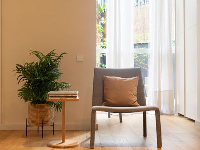 Spacious 2 bed suite with courtyard in city-centre