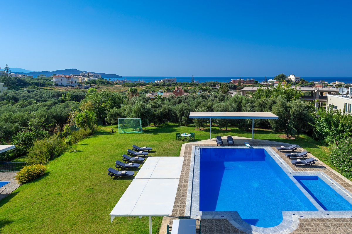 Deep Dive Pool Villa