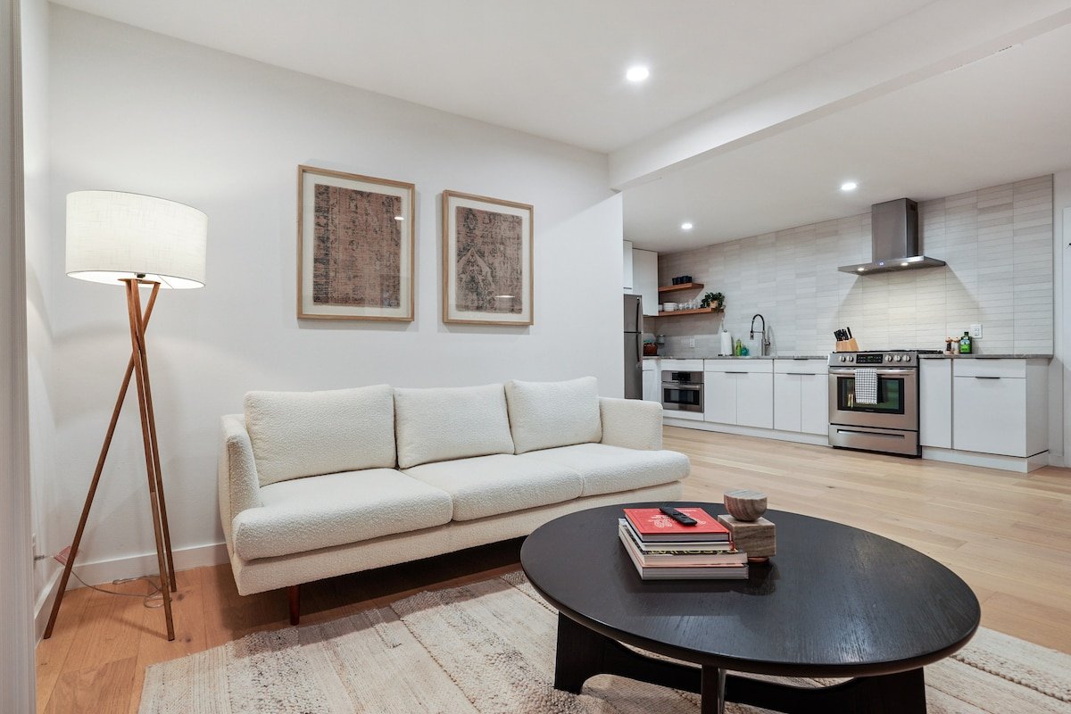 Entire Fourplex for Friends & Family! gallery image 3