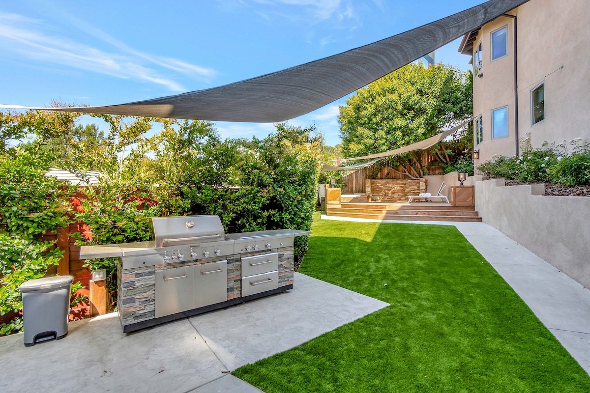 Luxury Villa W/ Spectacular Hollywood Hills View gallery image 4