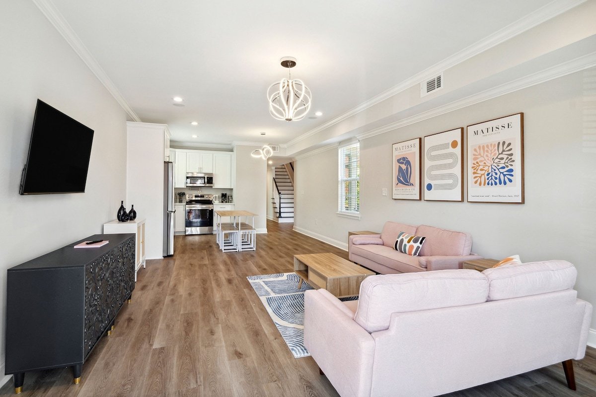 Pristine NOLA Gem- 5 enSuite Baths, Parking & Yard gallery image 3