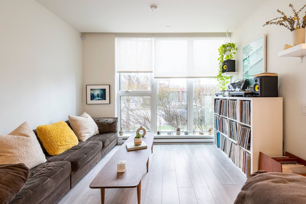 Stunning Modern Townhome, 4-Bed, 2-Bath, & Patio