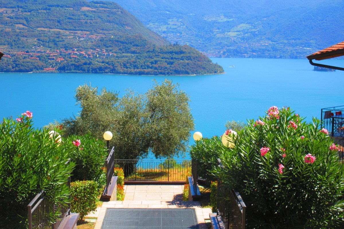 Casa Lago – Luxury apartment. Large swimming pool.