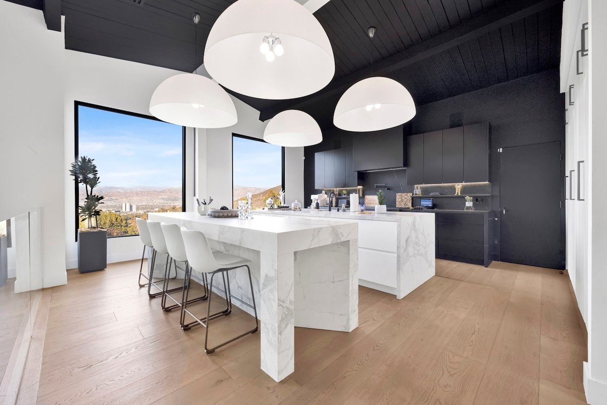 Stunning Hollywood Hills Luxury Retreat with Pool! gallery image 2