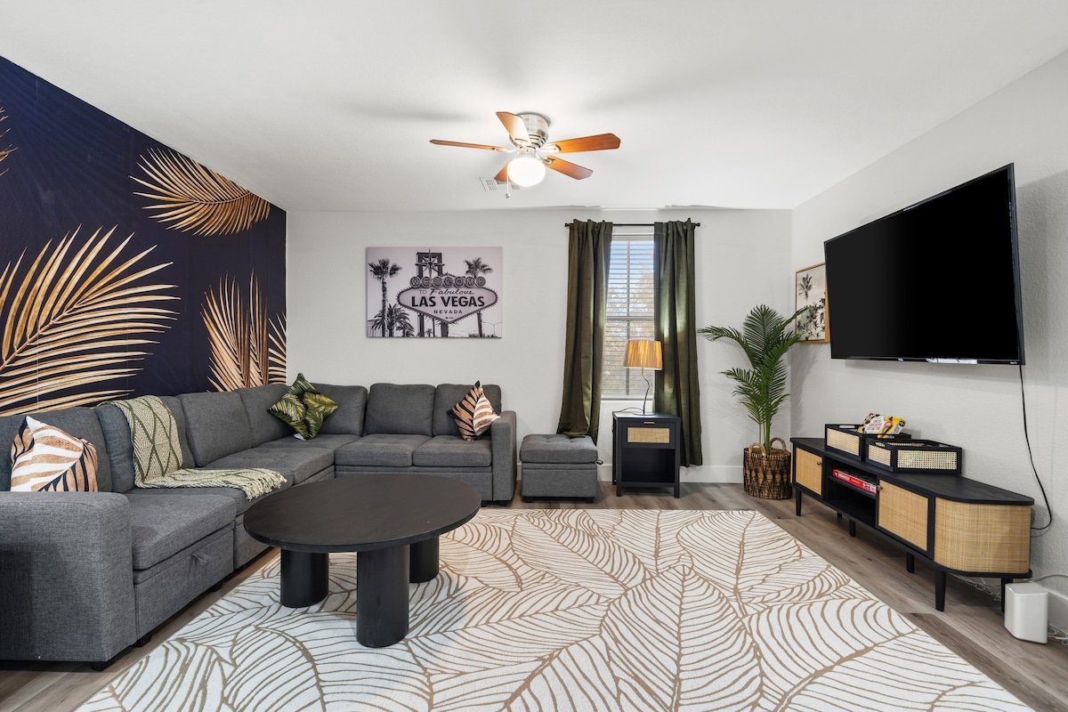 Paradise Found: Luxurious Poolside Escape gallery image 3