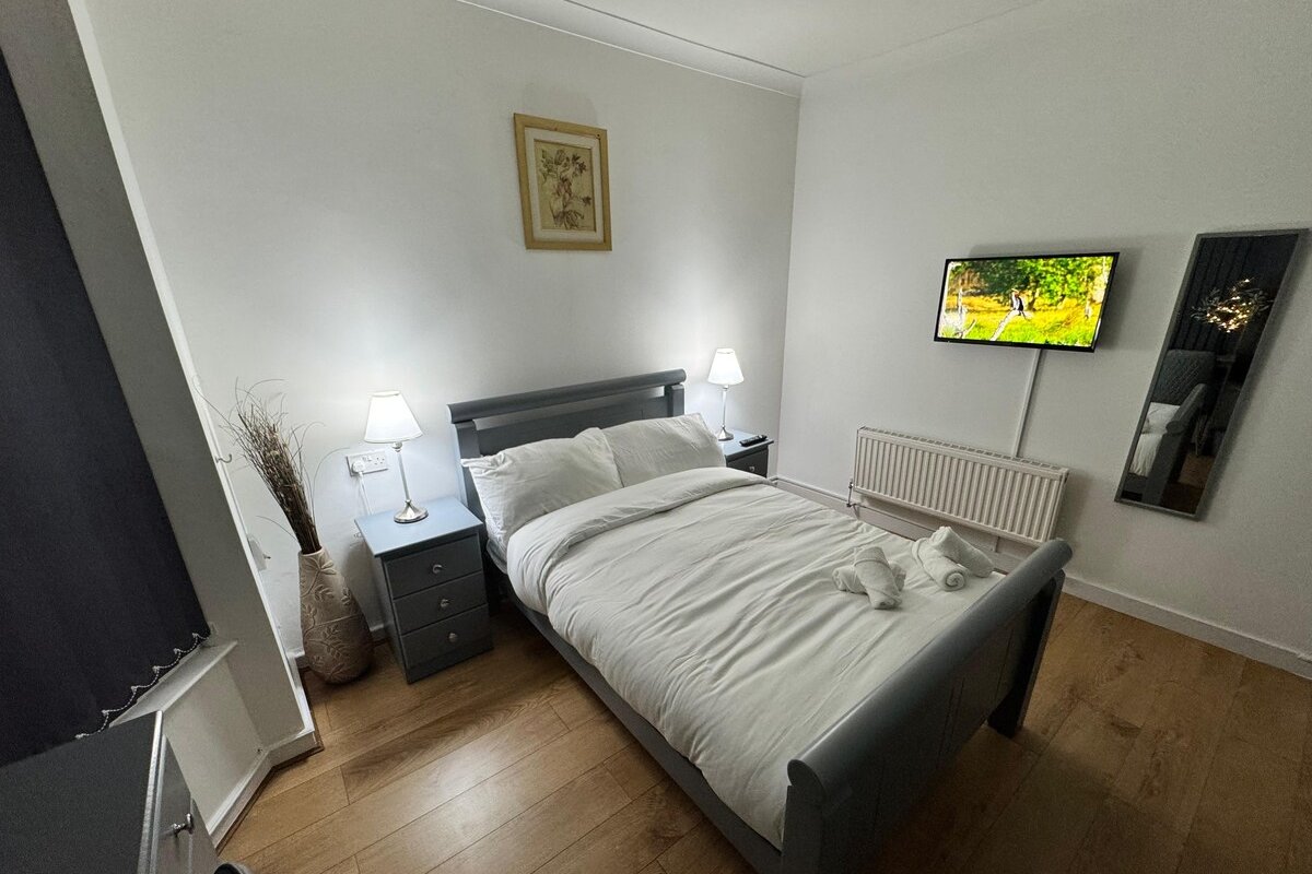 North London Spacious 7- Bedroom house gallery image 3