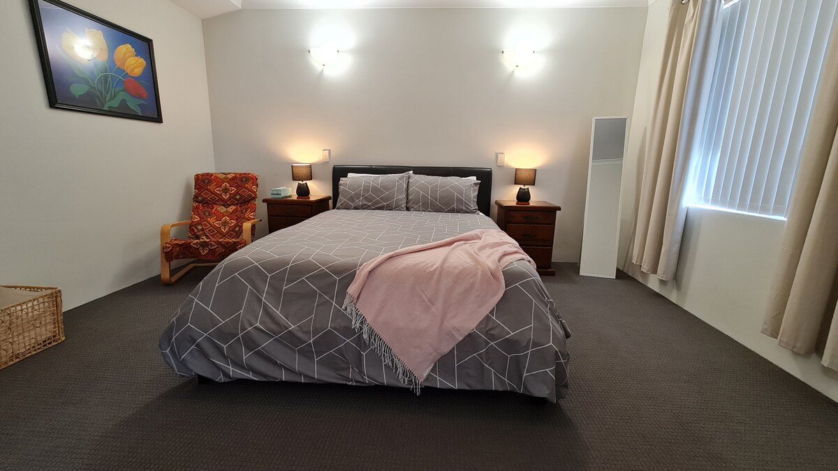 Central Vic Pk 2 townhouses 6×4+4 carparks+500mbps gallery image 2