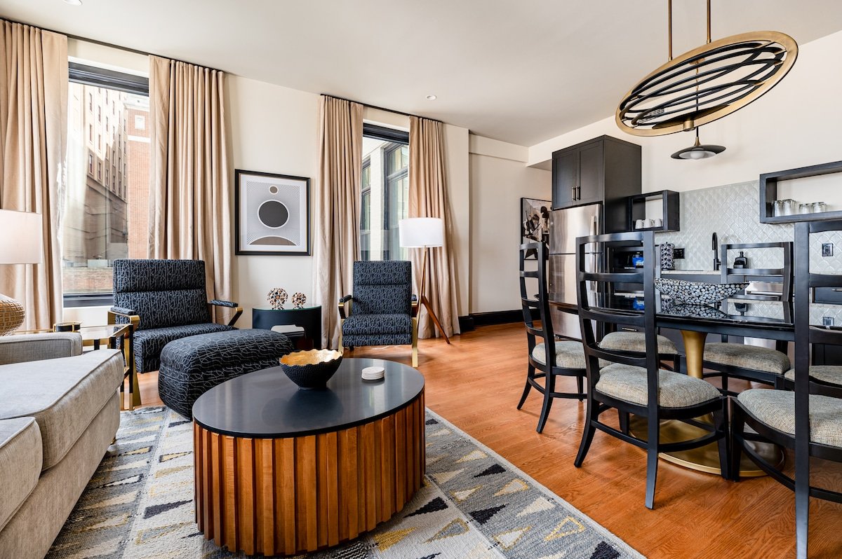 Large 4BR for 14 in Prime Location | Mayfair Hotel gallery image 2