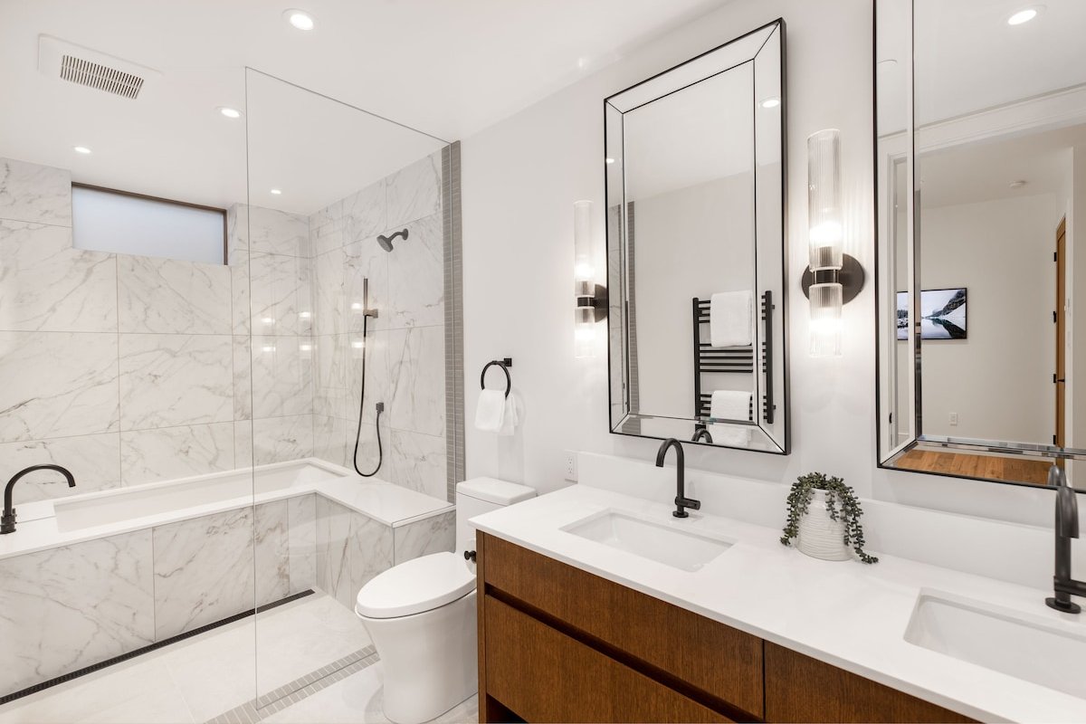 Cozy townhouse w/ ski access & hot tub gallery image 5