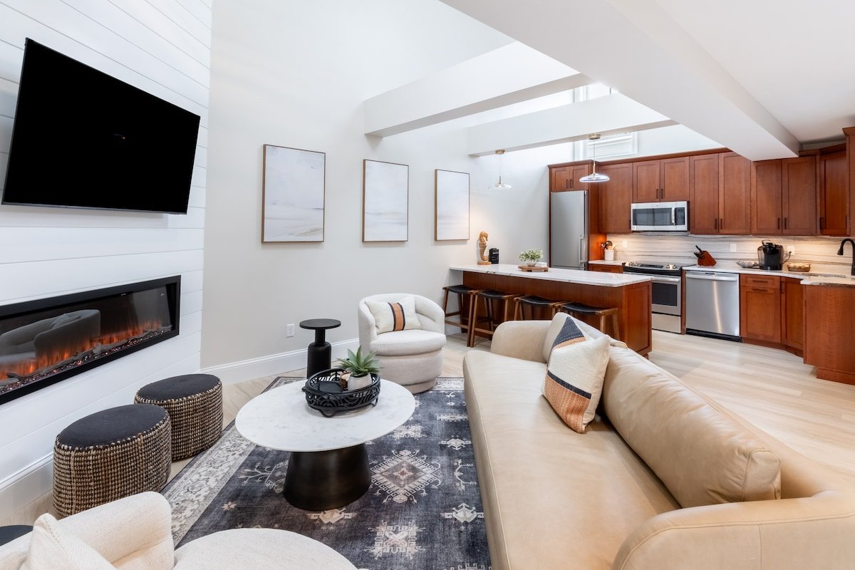 2 Bedrooms w/Loft & En-Suite Baths, Walk to Harbor gallery image 5