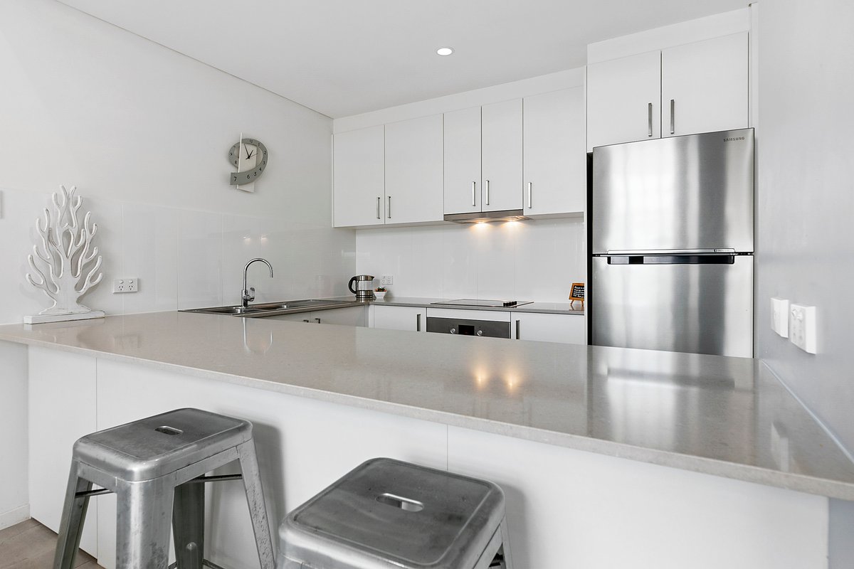 Spacious First Floor Apt – 800m to Hastings Street