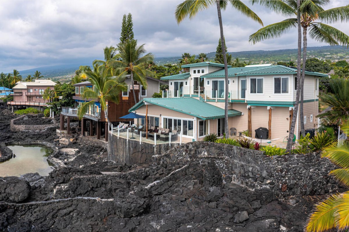 Amazing Oceanfront 4 Bedroom Home on Alii Drive!