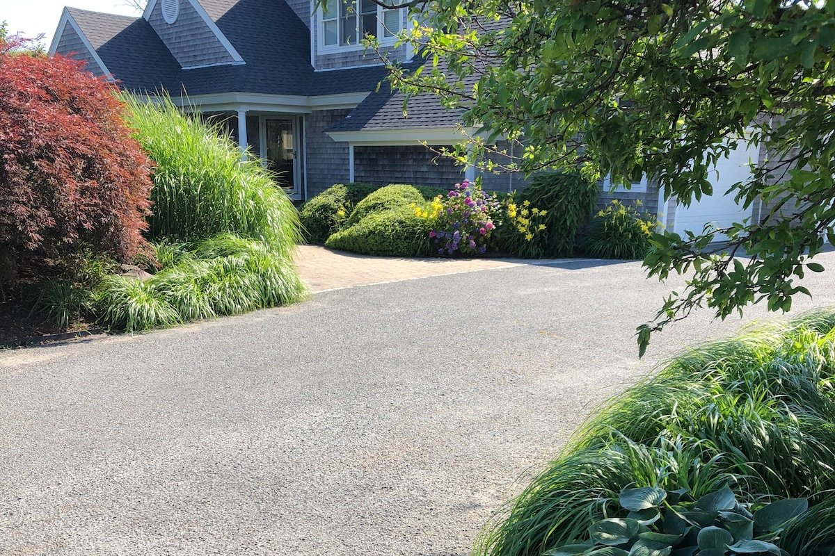 Walk to Beaches – Bright Seaside Home! gallery image 2