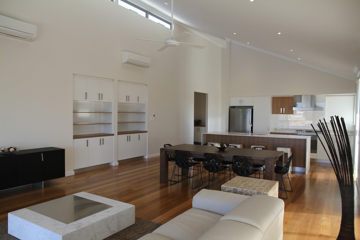 The Carnarvon Luxury Canal Home gallery image 3
