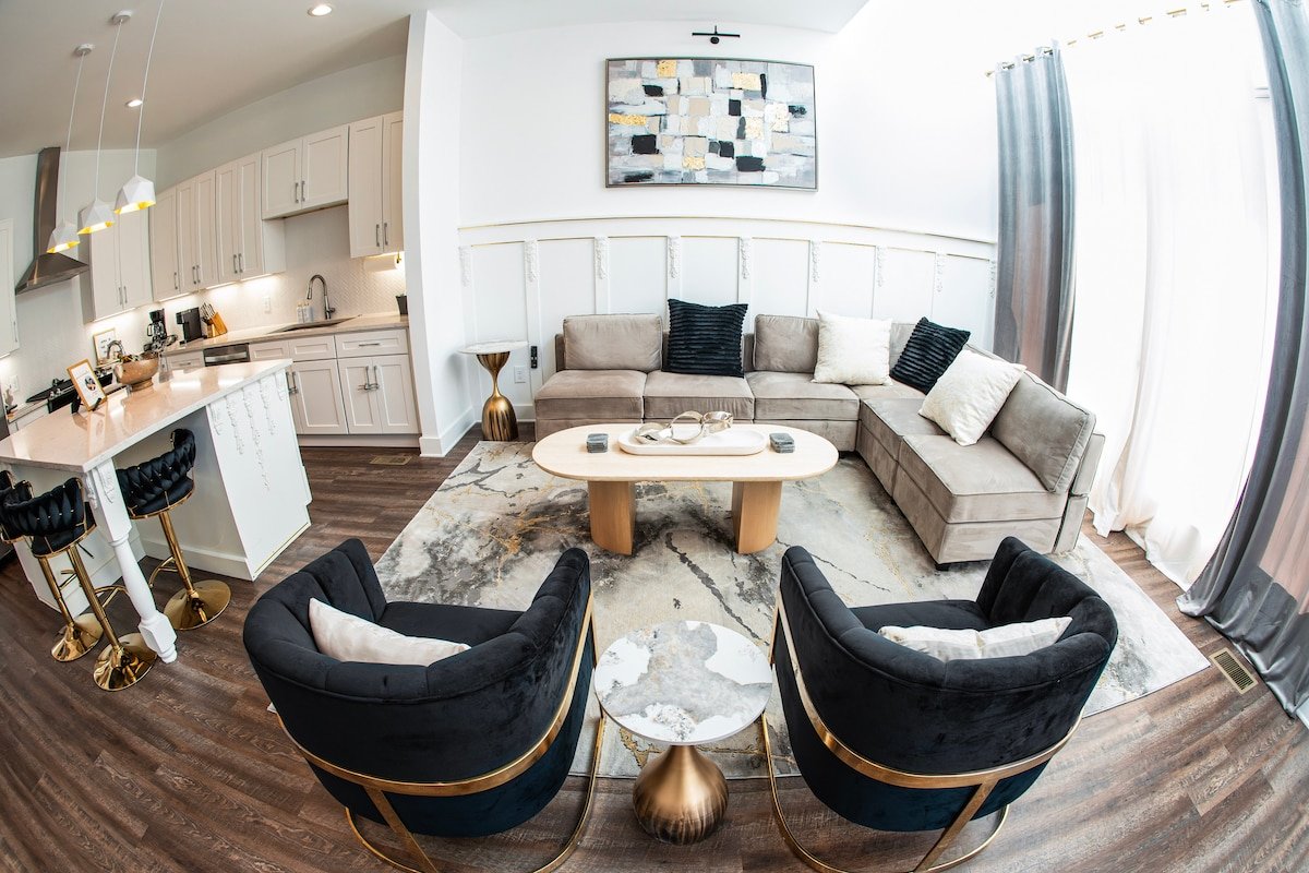 Celebrity Owned: 5 Mins to Downtown & Broadway gallery image 4