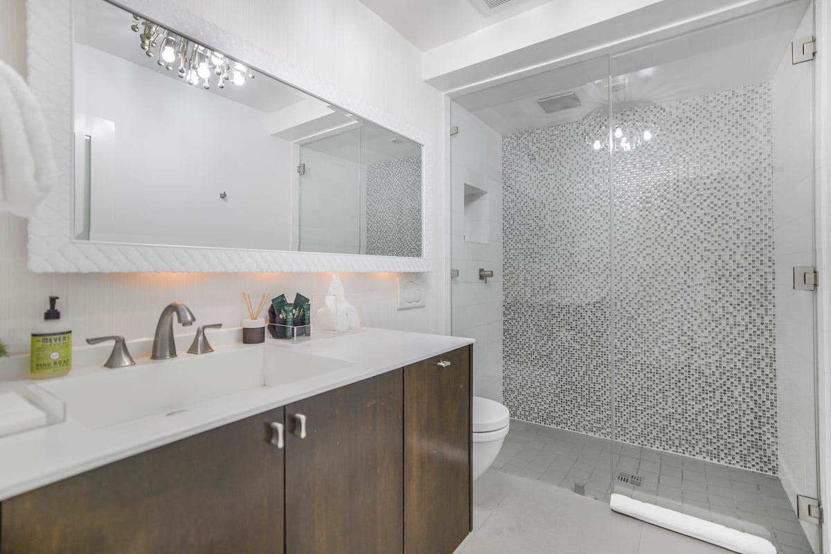 Luxury Bel Air Hideaway with Poolside Views gallery image 5